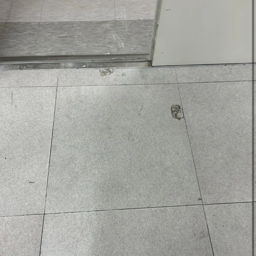 출입문 문턱 옆 바닥 전